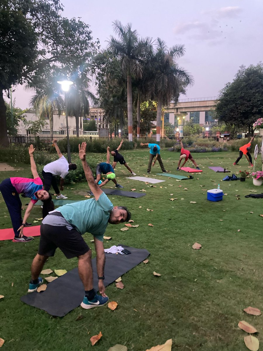 ChiefSiddarth's tweet photo. 𝑺𝒘𝒆𝒂𝒕. 𝑪𝒐𝒍𝒐𝒓𝒔. 𝑺𝒑𝒆𝒆𝒅.⚡ This week at GRR was pure fire! 📷 We crushed those intervals, pushing our limits, and then celebrated Holi with a burst of vibrant colors. 📷 💪 https://t.co/EPTGqp1P3o