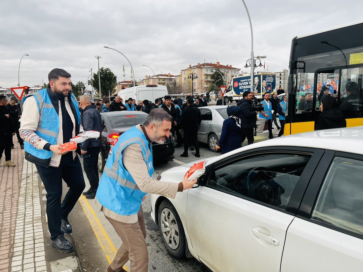 safaberksevim's tweet photo. İftara yetişemedim diye telaşlanma 😊

Bugün, Ulaştırma ve Altyapı Bakanımız Sayın @a_uraloglu , AK Parti Malatya İl Başkanımız Sayın @AliBakantr ve AK Parti Yeşilyurt İlçe Başkanımız Sayın @ramazanyaylaci ’nın katılımıyla gerçekleştirdiğimiz “İftara 5 Kala” programımızda, Ramazan’ın bereketini hep birlikte paylaşıyoruz.

AK Gençlik, her anında hep yanında…