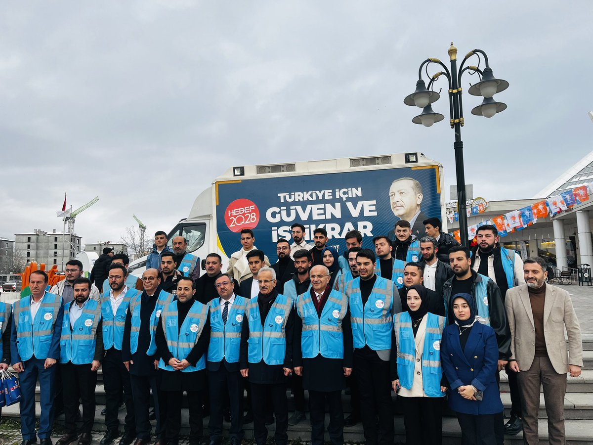 safaberksevim's tweet photo. İftara yetişemedim diye telaşlanma 😊

Bugün, Ulaştırma ve Altyapı Bakanımız Sayın @a_uraloglu , AK Parti Malatya İl Başkanımız Sayın @AliBakantr ve AK Parti Yeşilyurt İlçe Başkanımız Sayın @ramazanyaylaci ’nın katılımıyla gerçekleştirdiğimiz “İftara 5 Kala” programımızda, Ramazan’ın bereketini hep birlikte paylaşıyoruz.

AK Gençlik, her anında hep yanında…