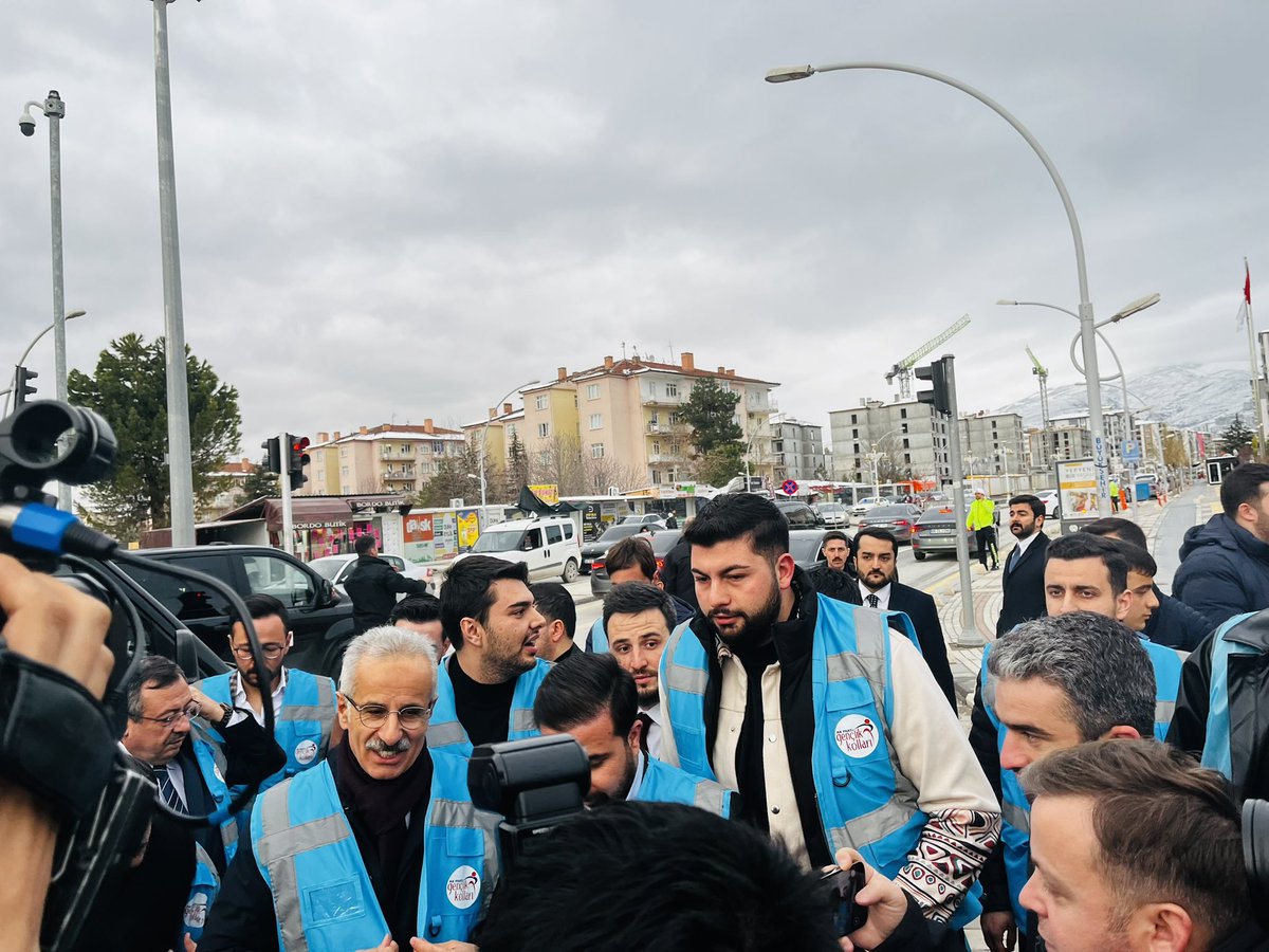 safaberksevim's tweet photo. İftara yetişemedim diye telaşlanma 😊

Bugün, Ulaştırma ve Altyapı Bakanımız Sayın @a_uraloglu , AK Parti Malatya İl Başkanımız Sayın @AliBakantr ve AK Parti Yeşilyurt İlçe Başkanımız Sayın @ramazanyaylaci ’nın katılımıyla gerçekleştirdiğimiz “İftara 5 Kala” programımızda, Ramazan’ın bereketini hep birlikte paylaşıyoruz.

AK Gençlik, her anında hep yanında…