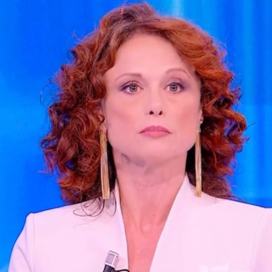 tvstellare's tweet photo. Beatrice Luzzi a #Pomeriggio5:

“Non si può chiedere ad un’opinionista di essere super partes perché è un ossimoro. L’opinionista deve avere un’opinione e quindi una visione, una lettura dei personaggi. Non può essere super partes, quello lo deve essere il conduttore” https://t.co/4q0cqJvao3