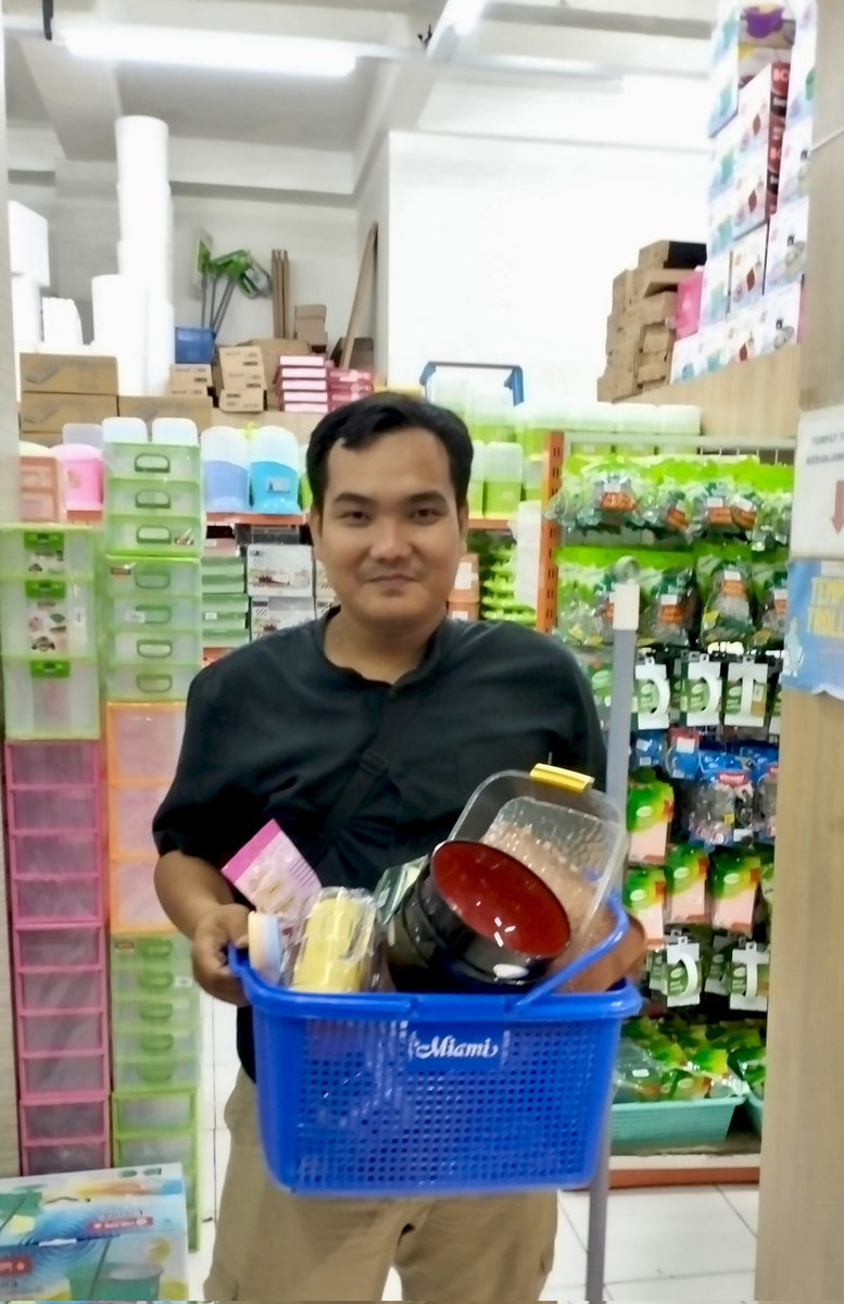 rahmirn's tweet photo. Happy 30! 🥺💗 belanja toples kita!buat lebaran 😂 https://t.co/sAG7yhMkGe