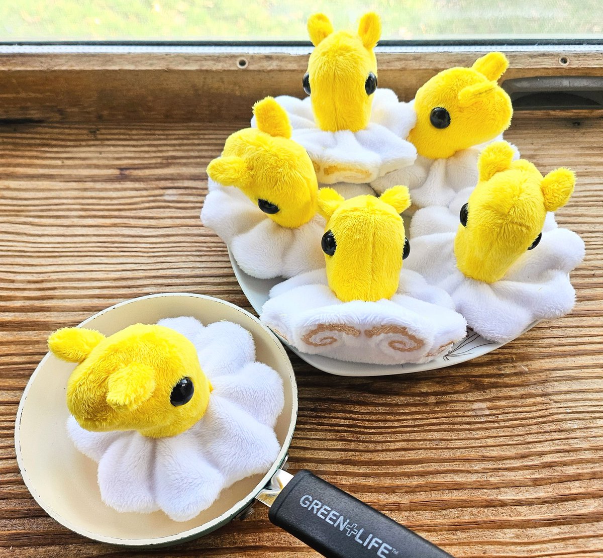 plushypuppy's tweet image. These little guys heard there was some trouble to do with eggs, so they thought they could help out. 

Palm sized friends weighted down with pollybeads.