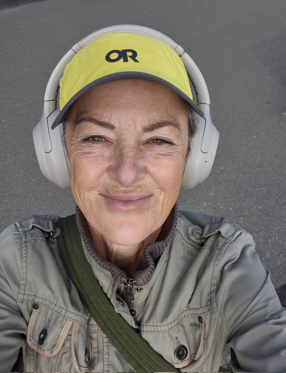 meatabolicglow's tweet image. At last, sunshine in my eyes - after sideways rain for a week! Early sun boosts the cortisol awakening response, setting energy, focus &amp;amp; metabolism while locking in nighttime melatonin!  This is such an easy sleep biohack! #sunshinetherapy