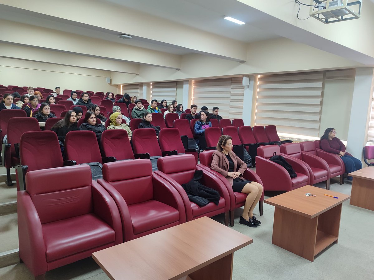 DEU_IzmirMYO's tweet photo. Büro Hizmetleri ve Sekreterlik Programı öğrencilerimiz, 2022 yılı mezunumuz Oktay Ardahan ile gerçekleştirilen keyifli bir söyleşide bir araya geldiler.
#imyo
#kariyergünleri https://t.co/LWUm908pTq