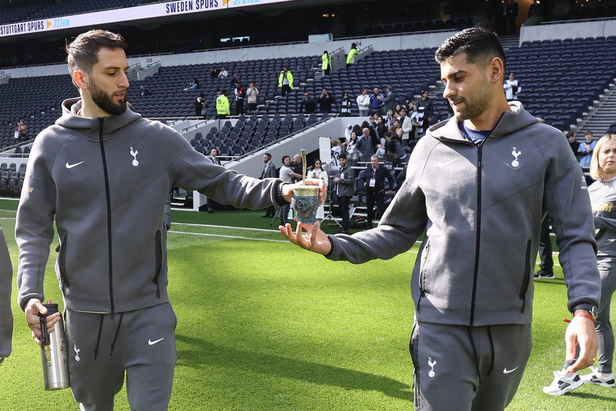 Spurs_ES's tweet photo. ¿Alguno me explica de dónde son estas cosas? Es para unos amigos 👀 https://t.co/xsleJypbiI