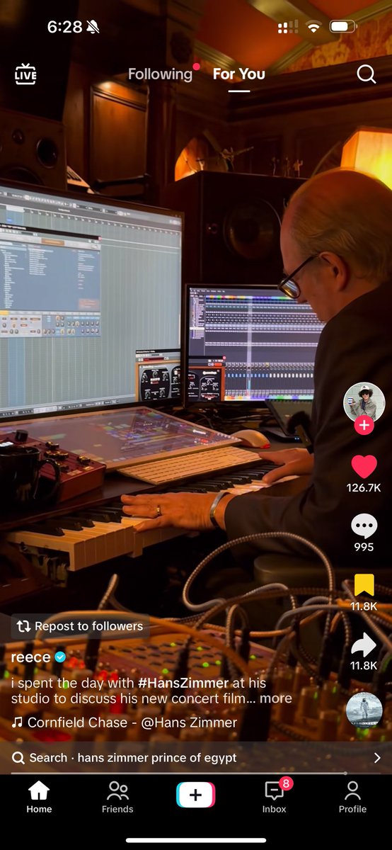 Ханс Циммер и его руки на клавишах передают привет всем училкам из музыкалки с их «руки должны быть круглые, как будто яблоко держишь»