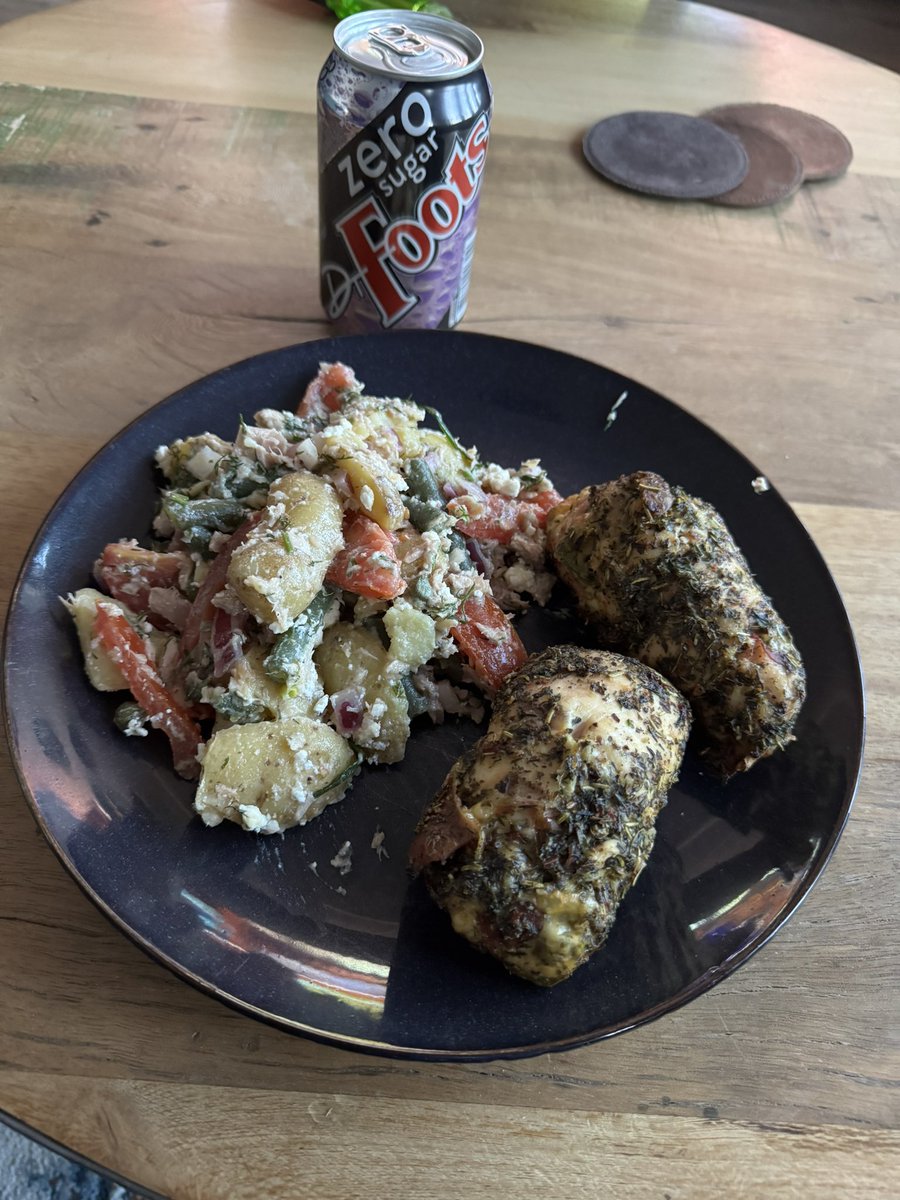Speldenkussen80's tweet image. Krieltjes salade en gevulde kipfilet 😋#nomnomnom
