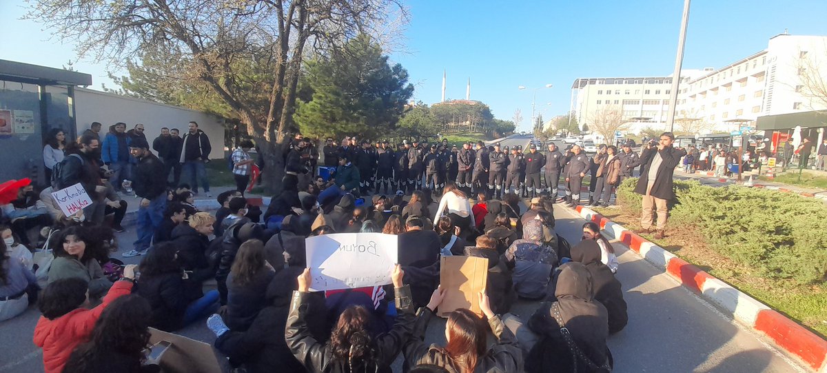 Bütün  baskılara rağmen Trakya Üniversitesi öğrencileri Cumhuriyet için, bağımsızlık için yürüyor!