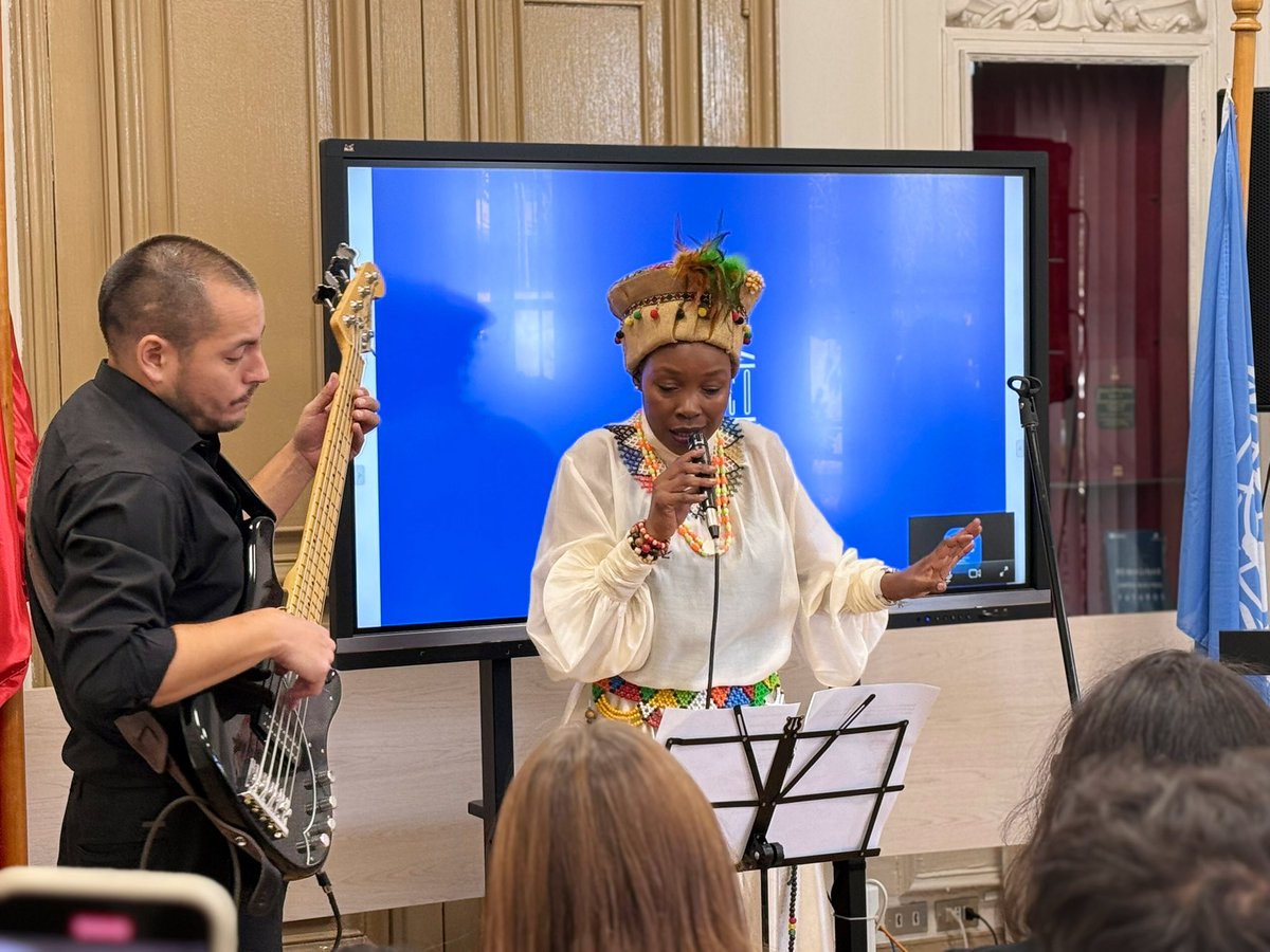 UNESCOSantiago's tweet photo. 📢 En el Día Internacional de la Eliminación de la Discriminación Racial, la casa de la @UNESCOSantiago fue anfitriona del lanzamiento del Núcleo Milenio #MRACE. Dialogamos en torno al rol de la #educación antiracista para la construcción de sociedades más justas y democráticas. https://t.co/wxrQ2Wvl67