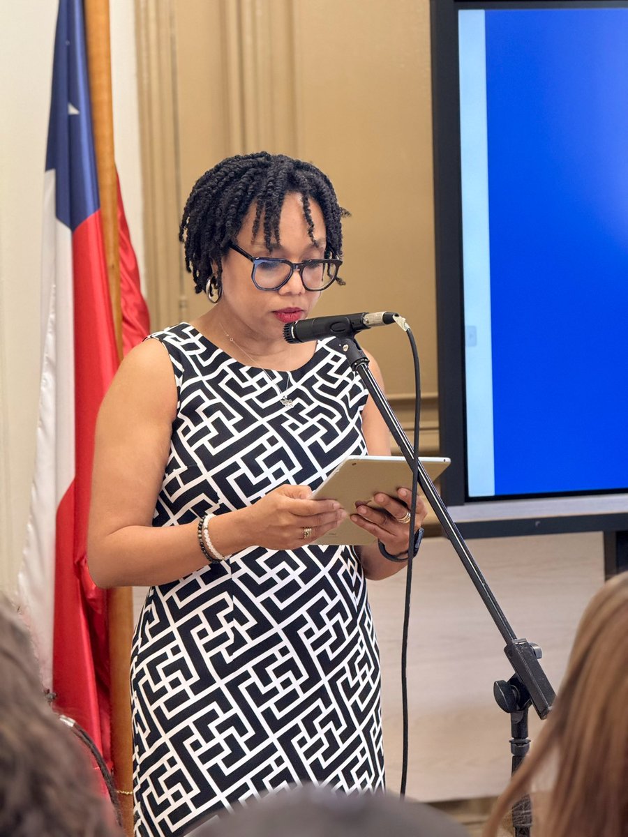 UNESCOSantiago's tweet photo. 📢 En el Día Internacional de la Eliminación de la Discriminación Racial, la casa de la @UNESCOSantiago fue anfitriona del lanzamiento del Núcleo Milenio #MRACE. Dialogamos en torno al rol de la #educación antiracista para la construcción de sociedades más justas y democráticas. https://t.co/wxrQ2Wvl67