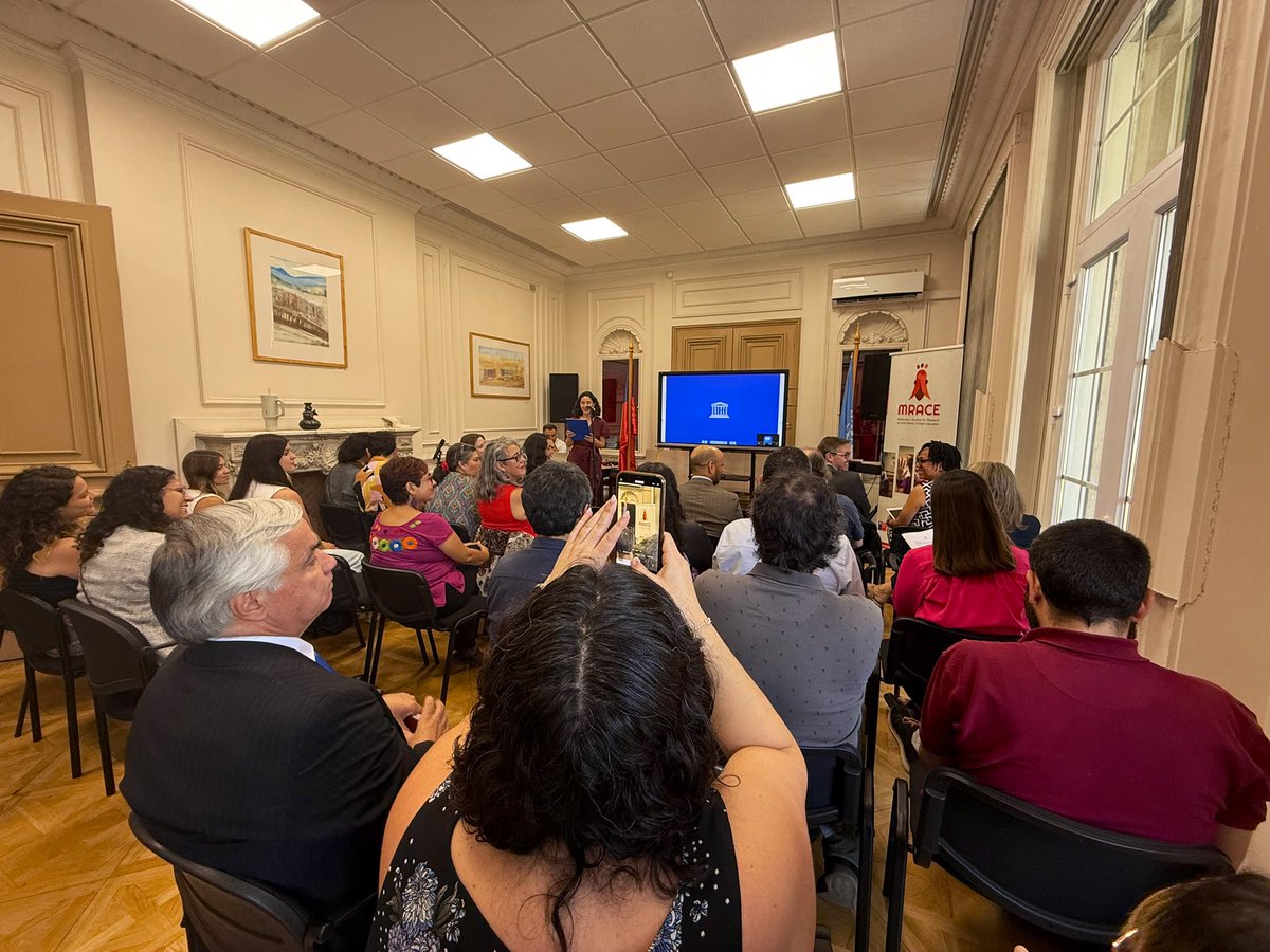UNESCOSantiago's tweet photo. 📢 En el Día Internacional de la Eliminación de la Discriminación Racial, la casa de la @UNESCOSantiago fue anfitriona del lanzamiento del Núcleo Milenio #MRACE. Dialogamos en torno al rol de la #educación antiracista para la construcción de sociedades más justas y democráticas. https://t.co/wxrQ2Wvl67