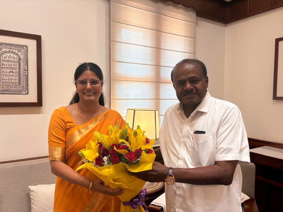 आज नई दिल्ली में केंद्रीय भारी उद्योग एवं इस्पात मंत्री श्री एचडी कुमारस्वामी जी से शिष्टाचार मुलाक़ात की।

इस दौरान विभिन्न सामाजिक एवं विकासपरक मुद्दों पर विस्तृत चर्चा हुई। साथ ही संसदीय क्षेत्र मीरजापुर में भारी उद्योग एवं इस्पात मंत्रालय से जुड़ी योजनाओं एवं मीरजापुर में