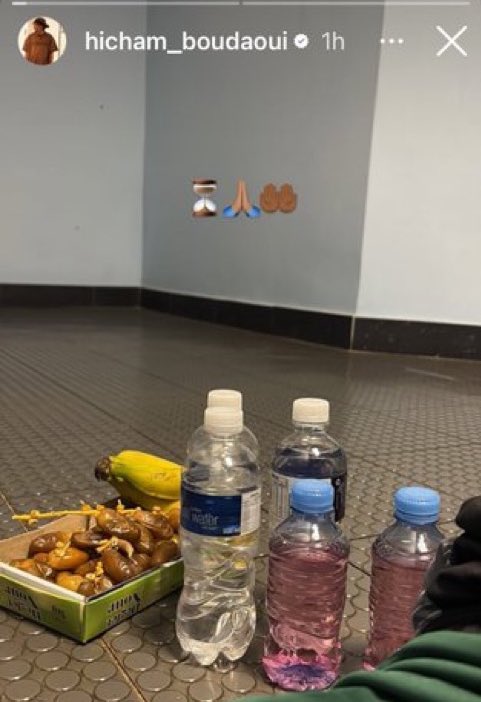 DZFOOTBALLDZ's tweet photo. C’est l’heure de rompre le jeûne pour Hicham Boudaoui 😍🤲 https://t.co/PrLKkwOKQZ