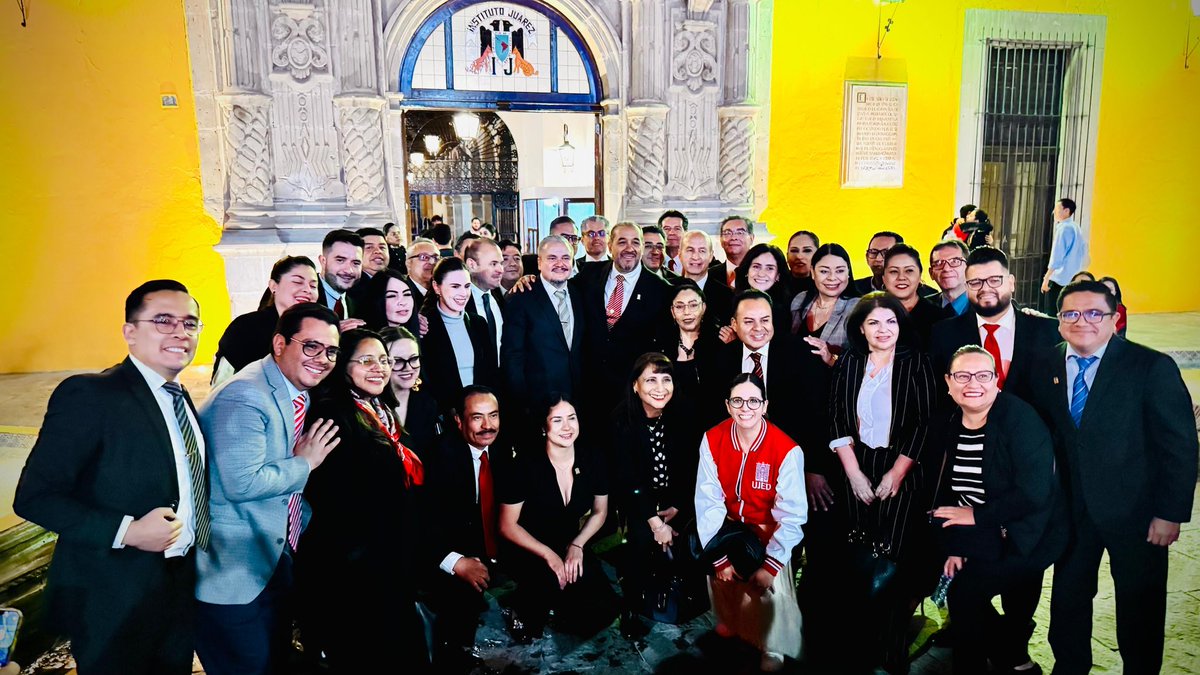 gaby_valles_s's tweet photo. Comunidad universitaria #FaderyCipol #UJED, presentes con el Rector Ramón García Rivera en las Guardias Juaristas 2025 @UJED_Oficial #IdentidadUJED 👏😌🙌. https://t.co/uDOduUJoXN