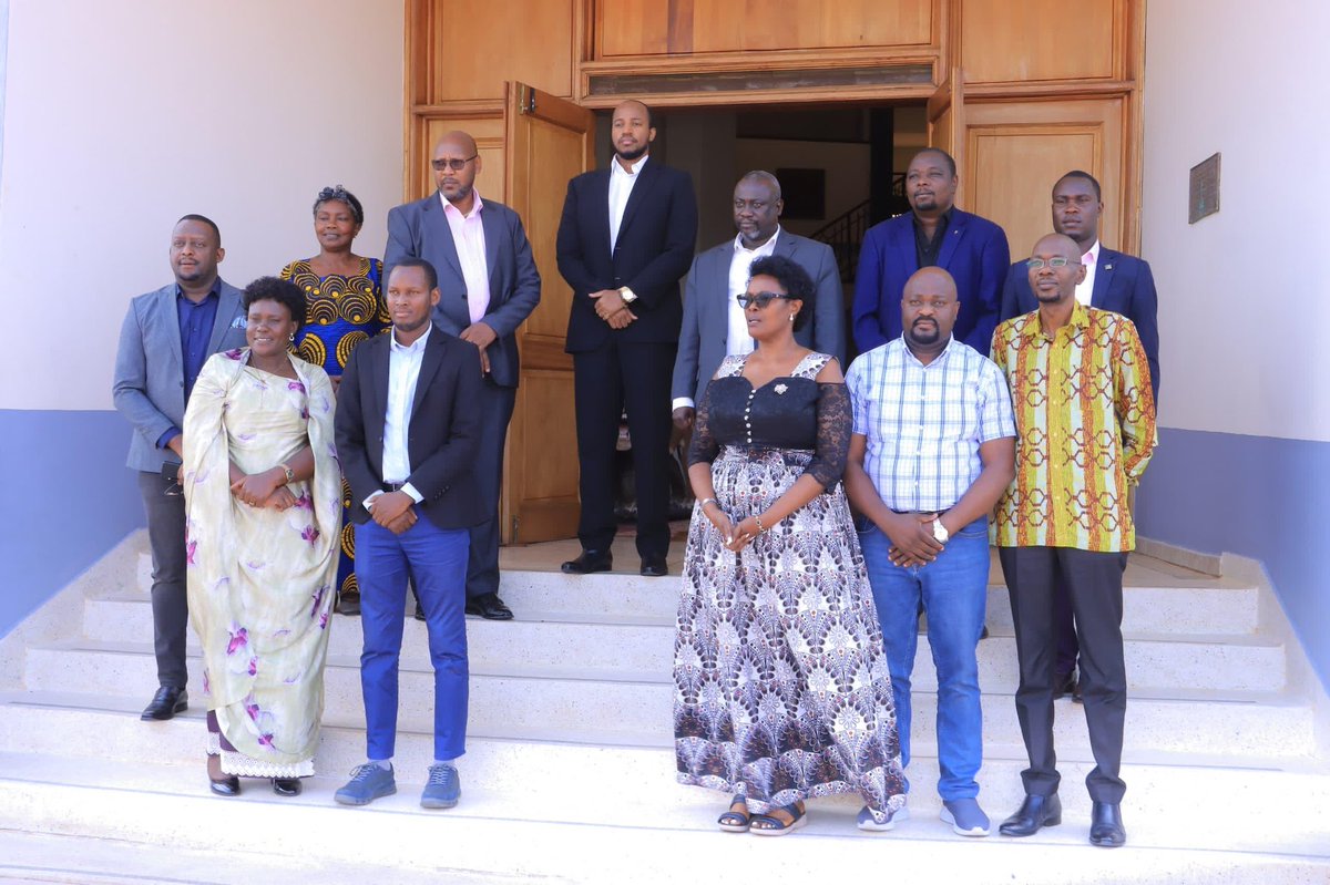 His Majesty King Oyo of Tooro Kingdom (@kingoyoofficial) on Twitter photo This afternoon, I hosted some MPs from <a href="/ObukamaBwaTooro/">Tooro Kingdom</a> at Karuziika Palace in Fort Portal. We discussed the importance of peace, intergrity, and unity in this crucial campaign year. I urged them to advocate for our people by prioritizing HIV and Ebola awareness and to promote This afternoon, I hosted some MPs from <a href="/ObukamaBwaTooro/">Tooro Kingdom</a> at Karuziika Palace in Fort Portal. We discussed the importance of peace, intergrity, and unity in this crucial campaign year. I urged them to advocate for our people by prioritizing HIV and Ebola awareness and to promote
