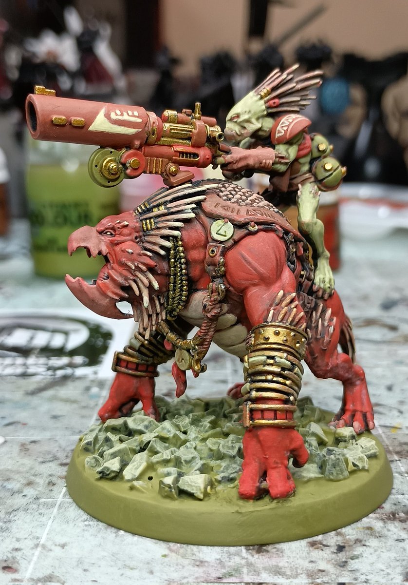 The Krootox Rider is done and based in that classic '90s style for contrast.

I will have to head back to my local Warhammer store on Tuesday to see the rest of the competition in the case.
#WarhammerCommunity #warhammer40k