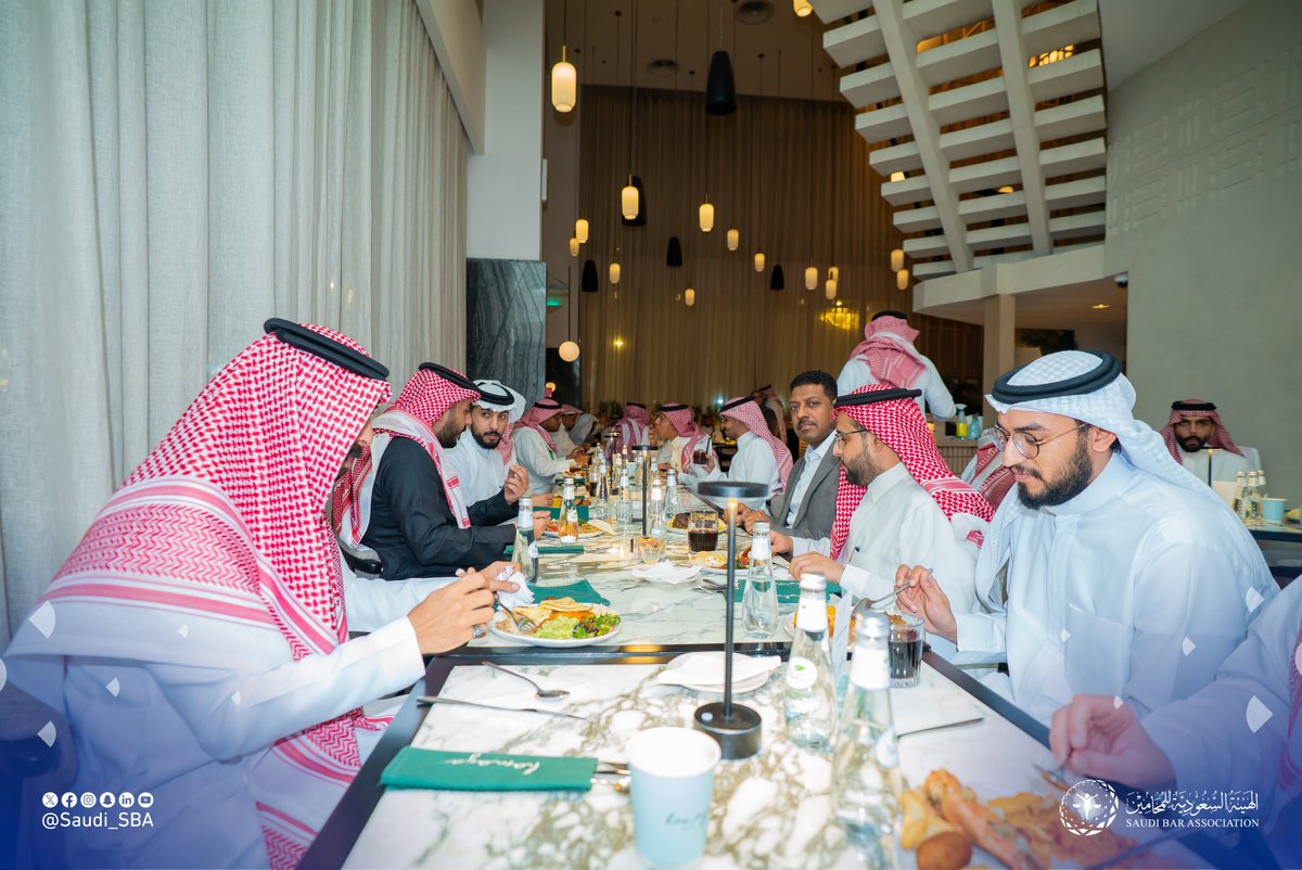 Saudi_SBA's tweet photo. أمسية رمضانية مميزة جمعت أعضاء الهيئة بالمنطقة الشرقية على مائدة السحور، في لقاء نظّمته #لجنة_المحامين_بالمنطقة_الشرقية لتعزيز التواصل خلال الشهر الفضيل 🌙

#لجان_المحامين⁩
#الهيئة_السعودية_للمحامين⁩ https://t.co/uFv5ztps52