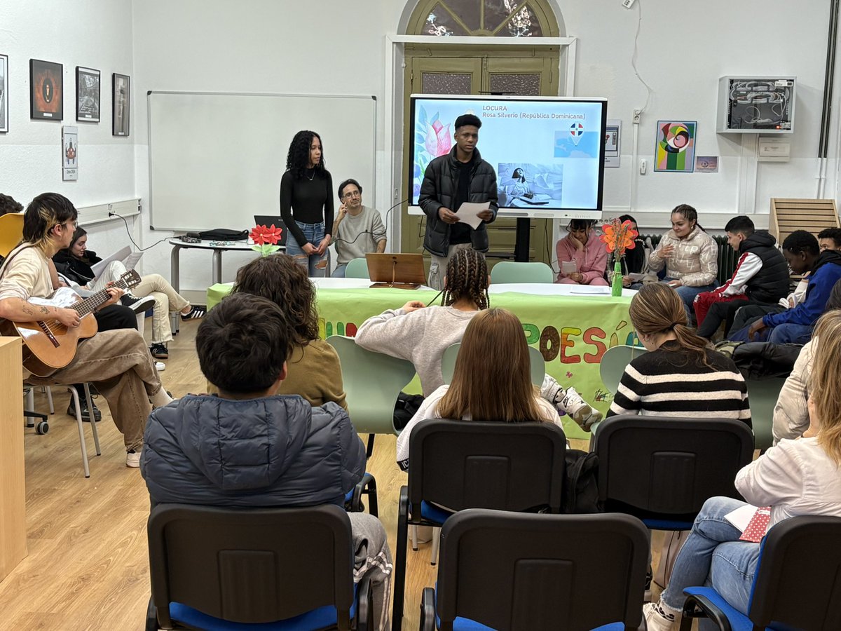 BiblioFabres's tweet photo. Celebramos el #DiaInternacionaldelaPoesía con un recital de nuestro alumnado de #FPB Una selección de poemas, algunos en la lengua materna de los alumnos, que junto al acompañamiento musical de un alumno de VídeoDisc-Jockey, nos han hecho disfrutar de la literatura. @Hoy_Libro https://t.co/VjZ2IA9d4G
