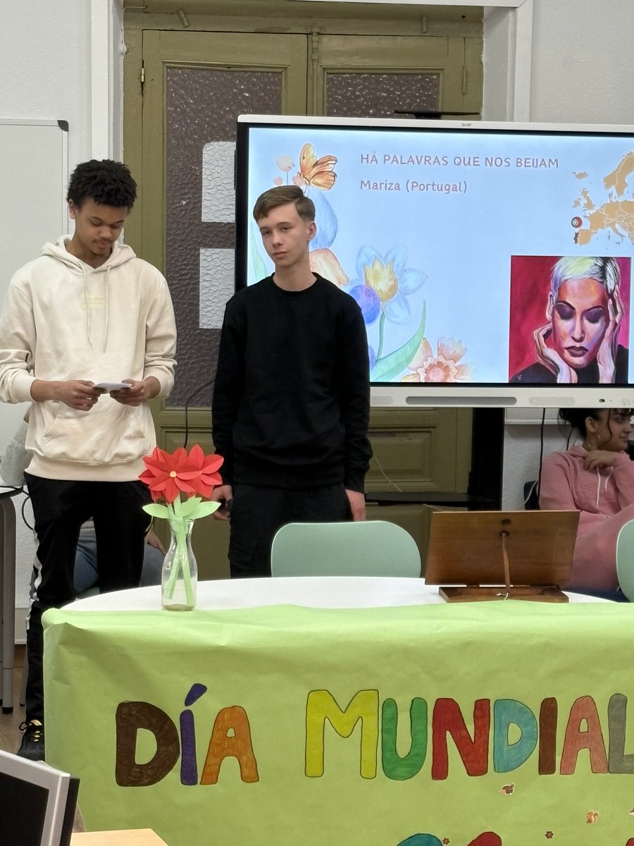BiblioFabres's tweet photo. Celebramos el #DiaInternacionaldelaPoesía con un recital de nuestro alumnado de #FPB Una selección de poemas, algunos en la lengua materna de los alumnos, que junto al acompañamiento musical de un alumno de VídeoDisc-Jockey, nos han hecho disfrutar de la literatura. @Hoy_Libro https://t.co/VjZ2IA9d4G