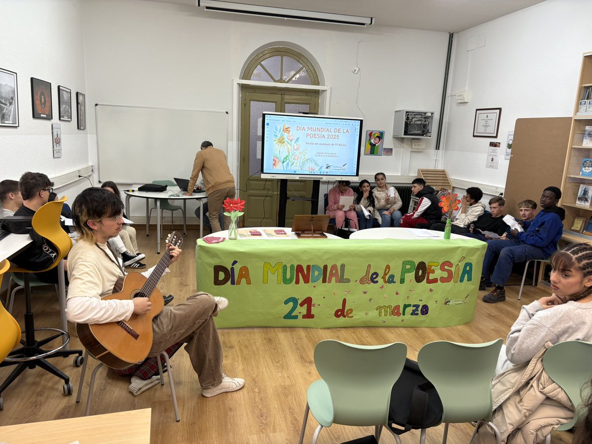 BiblioFabres's tweet photo. Celebramos el #DiaInternacionaldelaPoesía con un recital de nuestro alumnado de #FPB Una selección de poemas, algunos en la lengua materna de los alumnos, que junto al acompañamiento musical de un alumno de VídeoDisc-Jockey, nos han hecho disfrutar de la literatura. @Hoy_Libro https://t.co/VjZ2IA9d4G