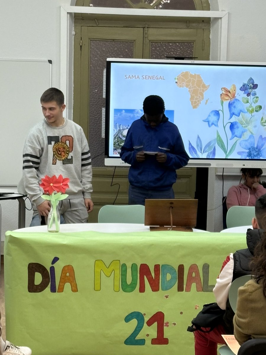 BiblioFabres's tweet photo. Celebramos el #DiaInternacionaldelaPoesía con un recital de nuestro alumnado de #FPB Una selección de poemas, algunos en la lengua materna de los alumnos, que junto al acompañamiento musical de un alumno de VídeoDisc-Jockey, nos han hecho disfrutar de la literatura. @Hoy_Libro https://t.co/VjZ2IA9d4G