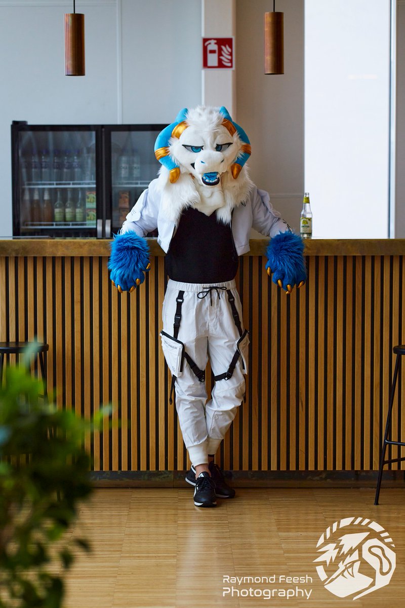 #FursuitFriday
Want a drink with me? ✨

#NFC2025
📸 <a href="/raymondfeesh/">Raymond Feesh</a>