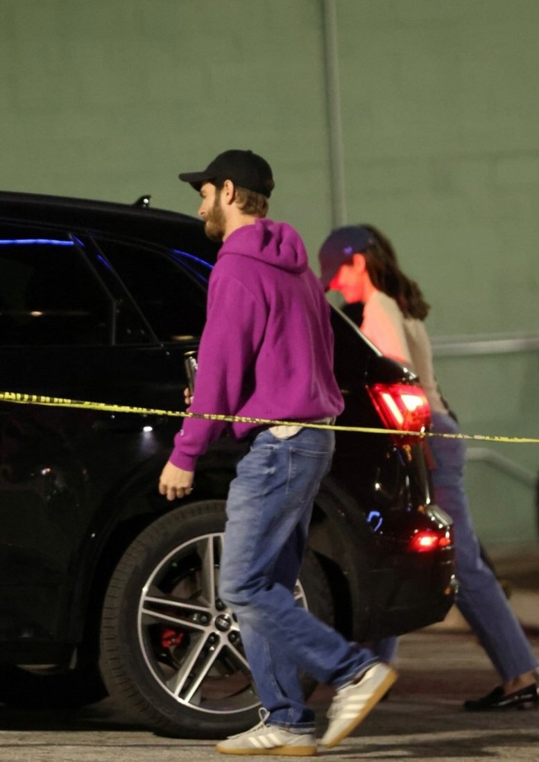Andrew Garfield e Monica Barbaro foram juntos no show do Mumford &amp; Sons em Los Angeles.