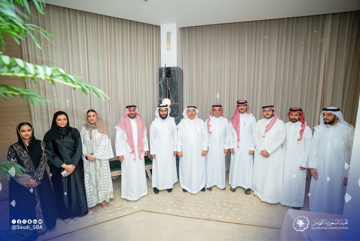 Saudi_SBA's tweet photo. أمسية رمضانية مميزة جمعت أعضاء الهيئة بالمنطقة الشرقية على مائدة السحور، في لقاء نظّمته #لجنة_المحامين_بالمنطقة_الشرقية لتعزيز التواصل خلال الشهر الفضيل 🌙

#لجان_المحامين⁩
#الهيئة_السعودية_للمحامين⁩ https://t.co/uFv5ztps52