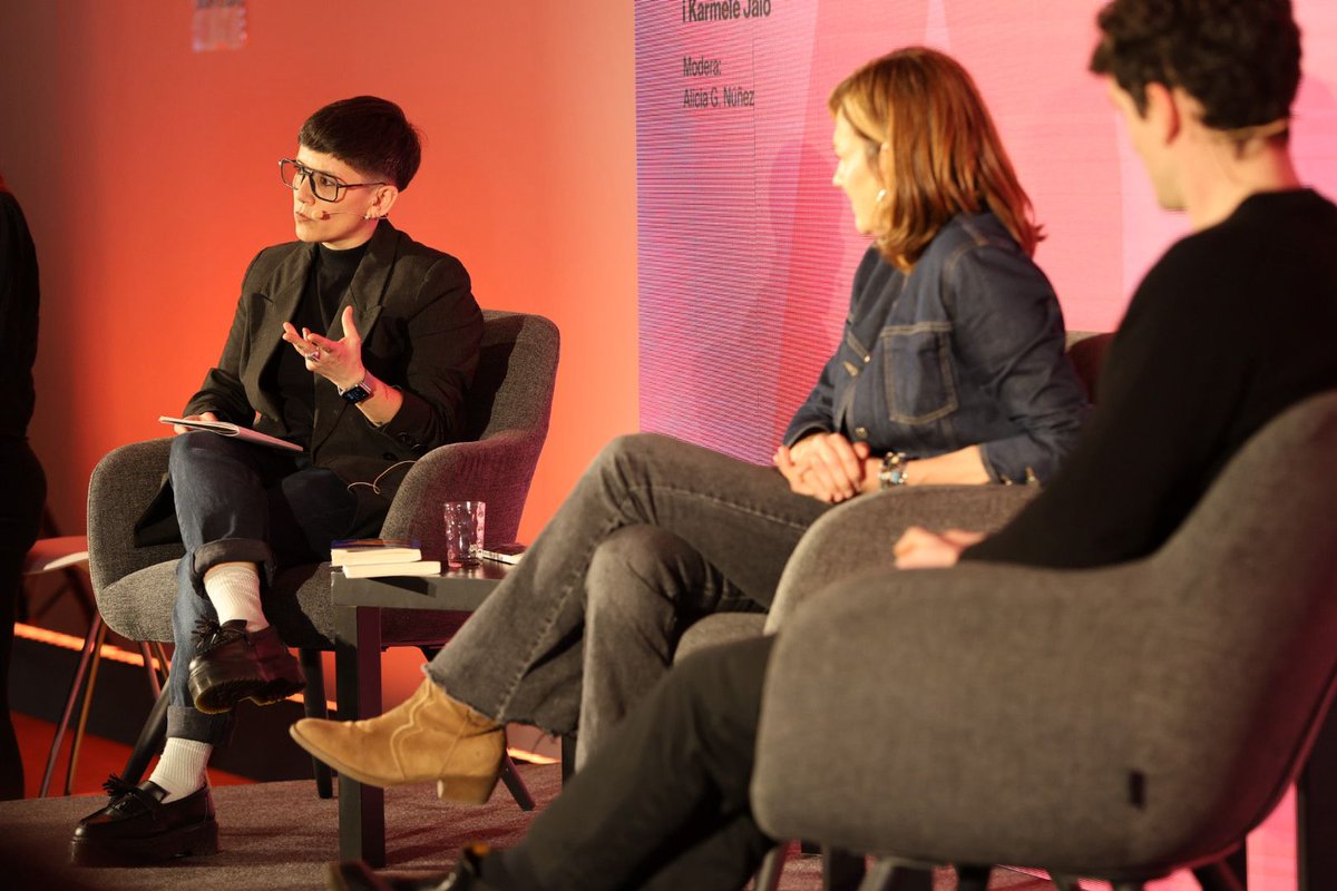 Arrenca la conversa 'Amor subversiu' 💘

Alicia G. Núñez: ja no estem determinades per un amor romàntic i heteropatriarcal com si fos un mandant i un destí ineludible. Com sortim de l’heteronorma? Com sortim del binarisme? Com anem cap a latres terrenys relacionals?