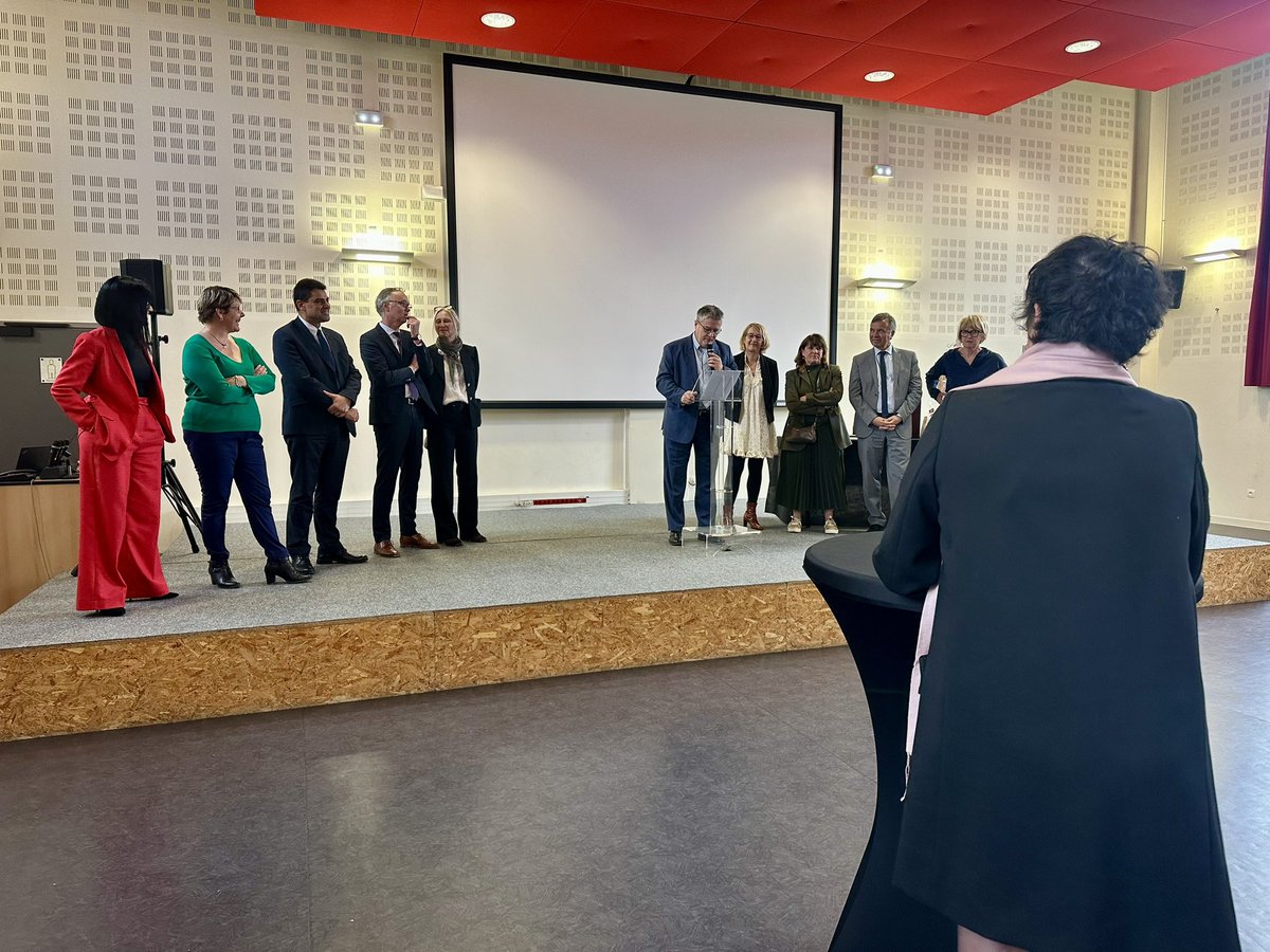 Académie de Grenoble (@acgrenoble) on Twitter photo Après 5 ans à la tête de l’<a href="/acgrenoble/">Académie de Grenoble</a>, la rectrice <a href="/HeleneInsel/">Hélène Insel</a> s’envole vers de nouveaux horizons. Son engagement auprès des élèves, enseignants et personnels a marqué le territoire. L’académie la remercie chaleureusement et lui adresse tous ses vœux de réussite pour la suite. Après 5 ans à la tête de l’<a href="/acgrenoble/">Académie de Grenoble</a>, la rectrice <a href="/HeleneInsel/">Hélène Insel</a> s’envole vers de nouveaux horizons. Son engagement auprès des élèves, enseignants et personnels a marqué le territoire. L’académie la remercie chaleureusement et lui adresse tous ses vœux de réussite pour la suite.