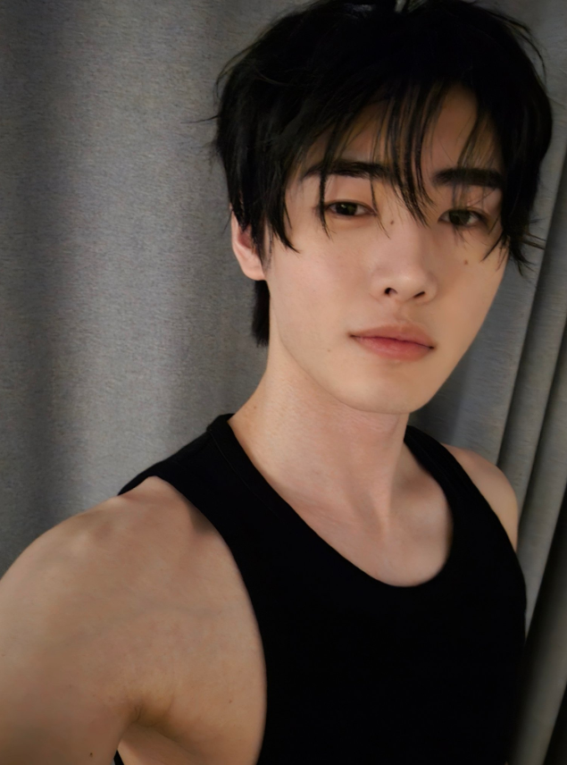 AboutMusicYT's tweet photo. Sunghoon of ENHYPEN looks realllllllllly good in new photos. https://t.co/M7FN7N2TLJ