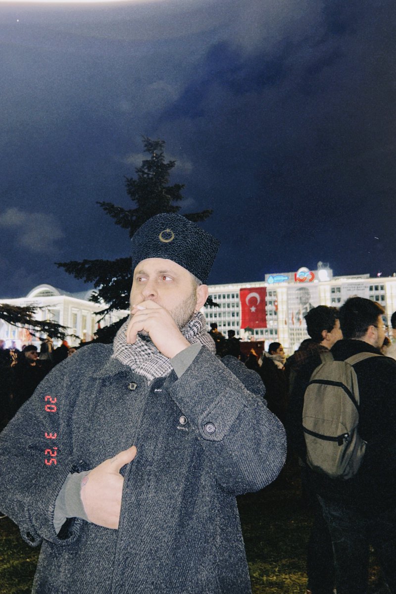 Apolitik değil korkaksınız. Apolitik değil birey olamamışsınız. Partileri siktir edin. Bu memleket hepimizin.