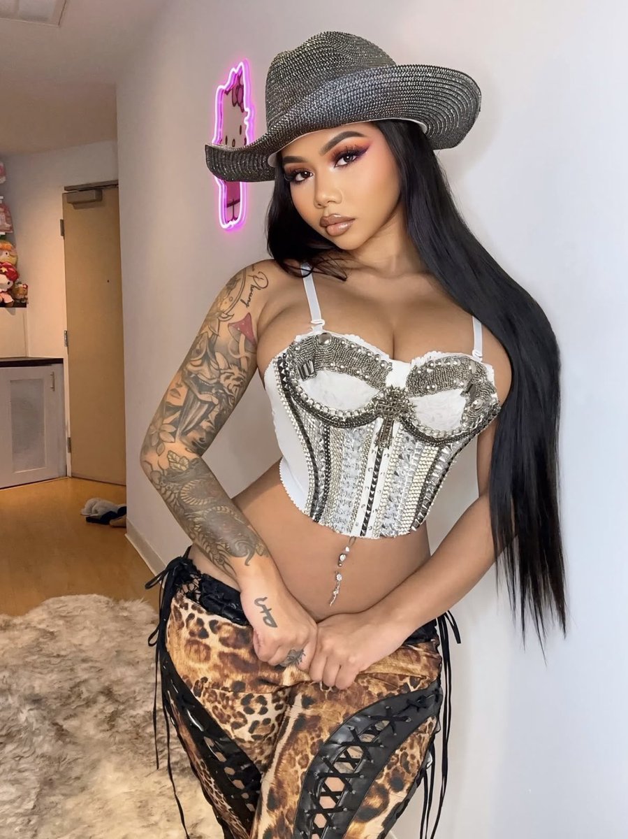 I make her wear the hat when she ride me to see how long she can stay on the bull!

Yeehaw dammit!