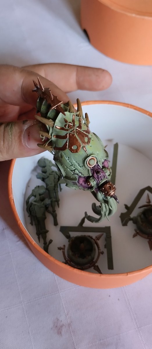 Little progress on the Nurgle Drone, the cats want to destroy it for some reason so I'm storing it on that box #warhammer40k #paintingwarhammer