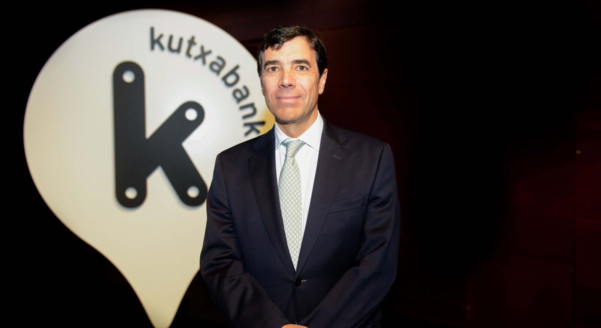 GorkaKB's tweet photo. Kutxabankeko presidenteak atzerritar bat kontratatu nahi badu eta bere seme-alabak ingelesez irakasten zaien eskola pribatu batera bidali nahi badu, egin dezala.
Baina 4/5 urtez Euskadira etortzen den atzerritar bati euskararekin oztopoak jartzen ari zaizkiola eta horrek herriari talentua kentzen diola esatearen jarrera, gure hizkuntza defendatzeko hainbeste jendea eraman duen borrokaren kontrako torpedoa da.
Lotsagarria!