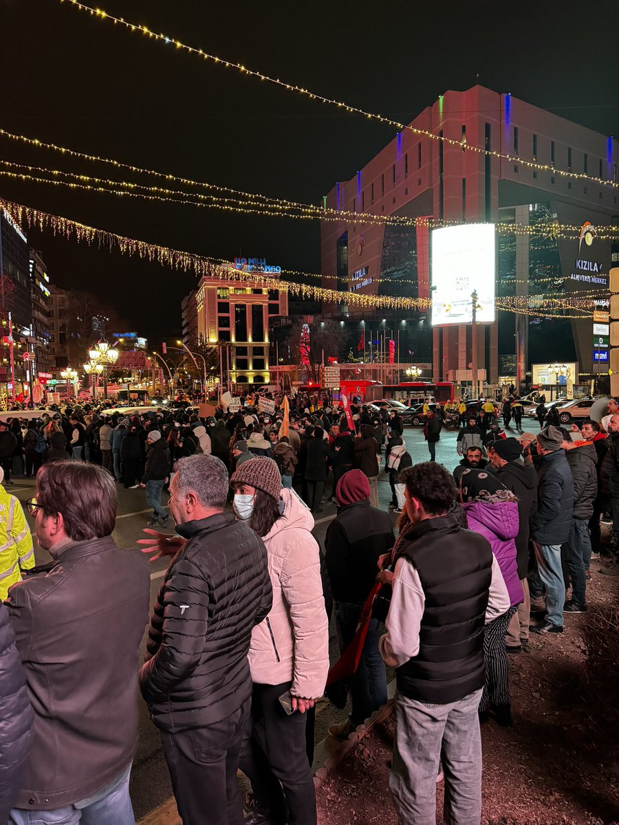 #SONDAKİKA | Ankara'da eylemleri provoke etmeye çalışan DEM Partili gruplar, vatandaşlar tarafından alandan kovuldu.