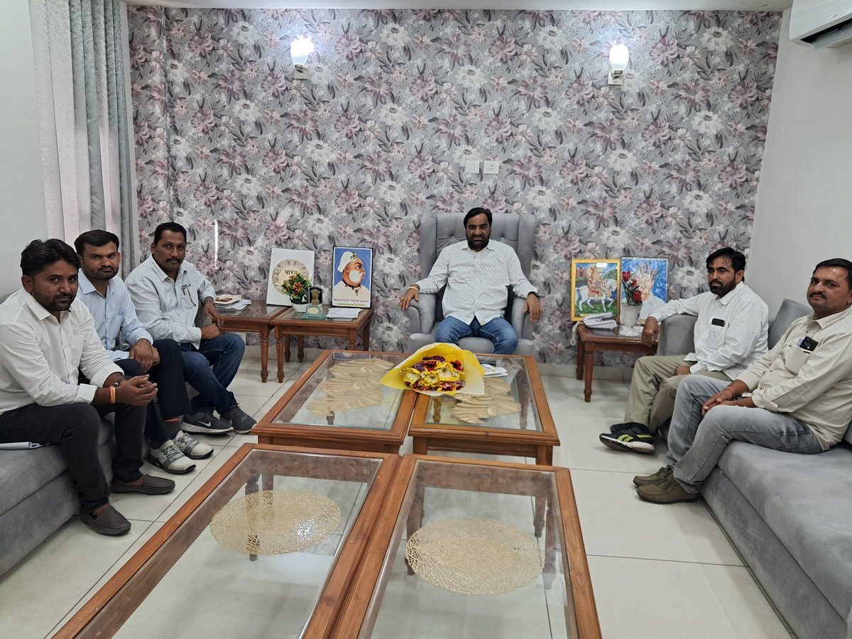 आज दिल्ली स्थित आवास पर बाड़मेर जिले के प्रतिनिधिमंडल ने मुलाकात की और दक्षिण अफ्रीका में गुमशुदा हुए बाड़मेर जिले के निवासी जीवराज बेनीवाल के संबंध में अवगत कराया, मैने तत्काल विदेश मंत्री श्री एस.जयशंकर को इस संबंध में पत्र लिखा व विदेश मंत्रालय के अधिकारियों से संसद भवन में