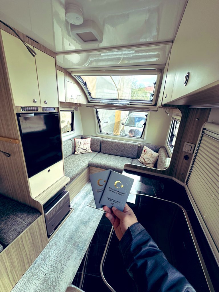 Dünyanın dört bir yanını görmek ve gezmek için artık bizim sınırsız vize ve gri pasaportumuz var ee birde aylardır yol arkadaşlığı eden karavanımız 😋⛺️🏖️