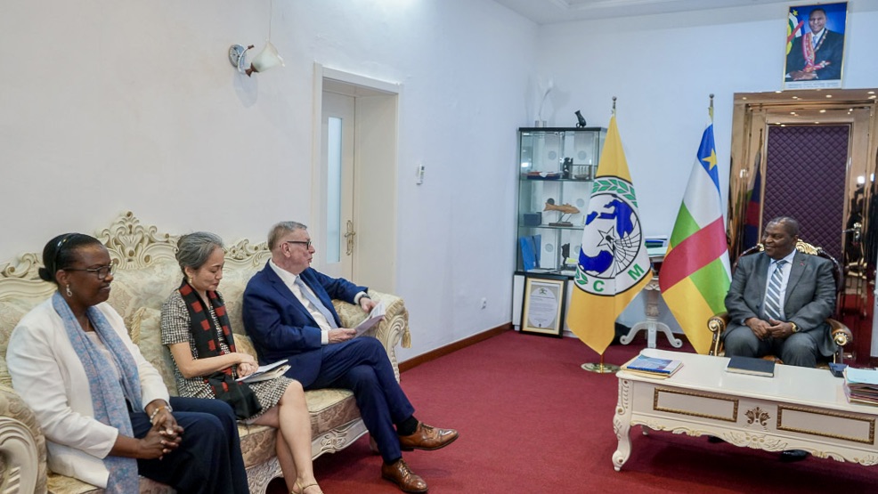 PNUD_RCA's tweet photo. Audience de SE @FA_Touadera Président🇨🇫 à @shokonoda (@UNDPCrisis), Alexandre Zouev @UN_OROLSI, @DeAissata (@UNDPAfrica) et @VRugwabiza (@UN_CAR).
Discussions sur : 
➡️Priorités stratégiques du Gvt🇨🇫 
➡️et l’appui @UN🇺🇳 en #RCA, notamment en faveur du Dvpt et de l’État de droit. https://t.co/bI7ZhpdLCc