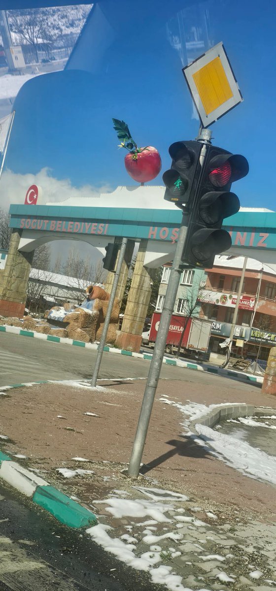 AjayVishnoiBJP's tweet image. यहां टमाटर की खेती बड़े पैमाने पर होती है। टमाटर के फॉर्म हाउस के बाहर बने द्वार पर लिखा था – "बड़े से टमाटर का मजा लीजिए!" 🍅✨

#TomatoFarms #TurkeyAgriculture #FreshTomatoes #FarmLife #NatureLove #HealthyEating