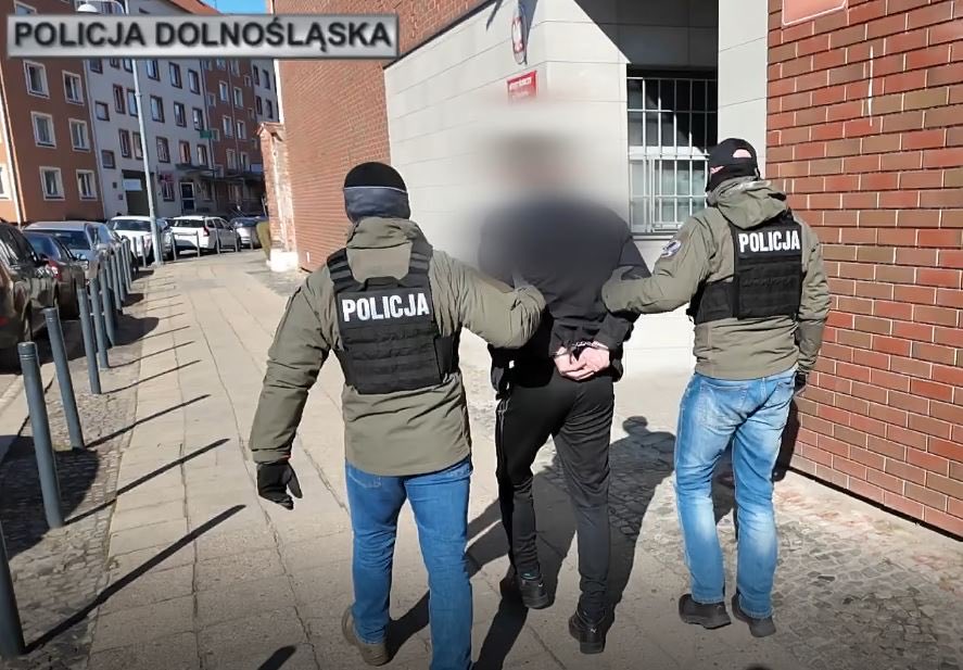 ‼️ Sąd przedłużył areszt dla Dawida Z.

Poszukiwany od dwóch miesięcy listem gończym mężczyzna został zatrzymany w tym tygodniu.

👉 bit.ly/4kKBHDT