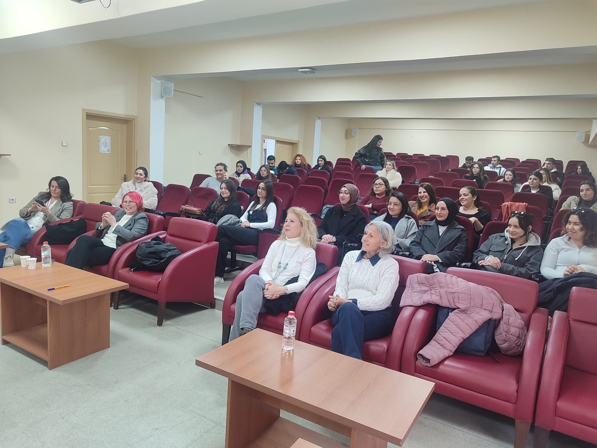 DEU_IzmirMYO's tweet photo. İMYO’da “Sağlıklı İletişim ve Doğru İlişkiler” üzerine Yazar, İlişki Koçu ve Eğitmen @ebruertüreten ile ilham verici bir söyleşi gerçekleştirildi 💫
#imyo
#mvu
#kariyergünleri https://t.co/rLYAbaazdQ
