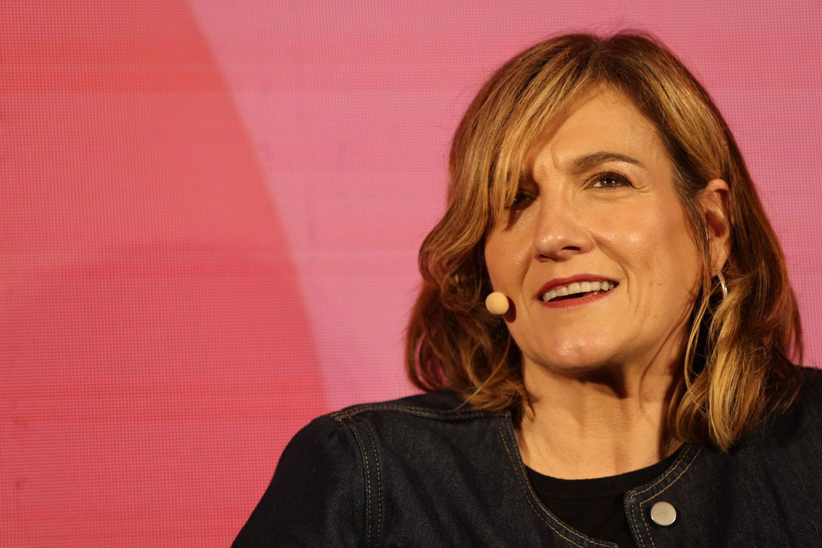 <a href="/karmelejaio/">Karmele Jaio</a> : els temes que ens desperten més preguntes i que veiem més borrosos són els terrenys més fèrtils per escriure. No he arribat a cap definició d’amor, però m’adono que és una paraula que fem servir molt: anomenem amor a moltes coses, tot i que no sempre ho són. 🖋️📖