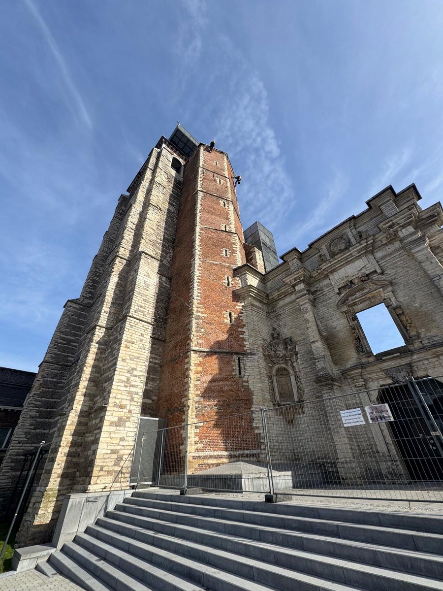 👷‍♂️💡#MonumentenwachtLimburg inspecteert vandaag de abdijtoren en barokpoort in #SintTruiden. 
🏛️ Want preventief erfgoedbeheer loont! We bewaren het erfgoed niet om achterom te kijken, maar om toekomst te geven aan wat ons gevormd heeft. <a href="/LimburgBe/">Provincie Limburg</a>