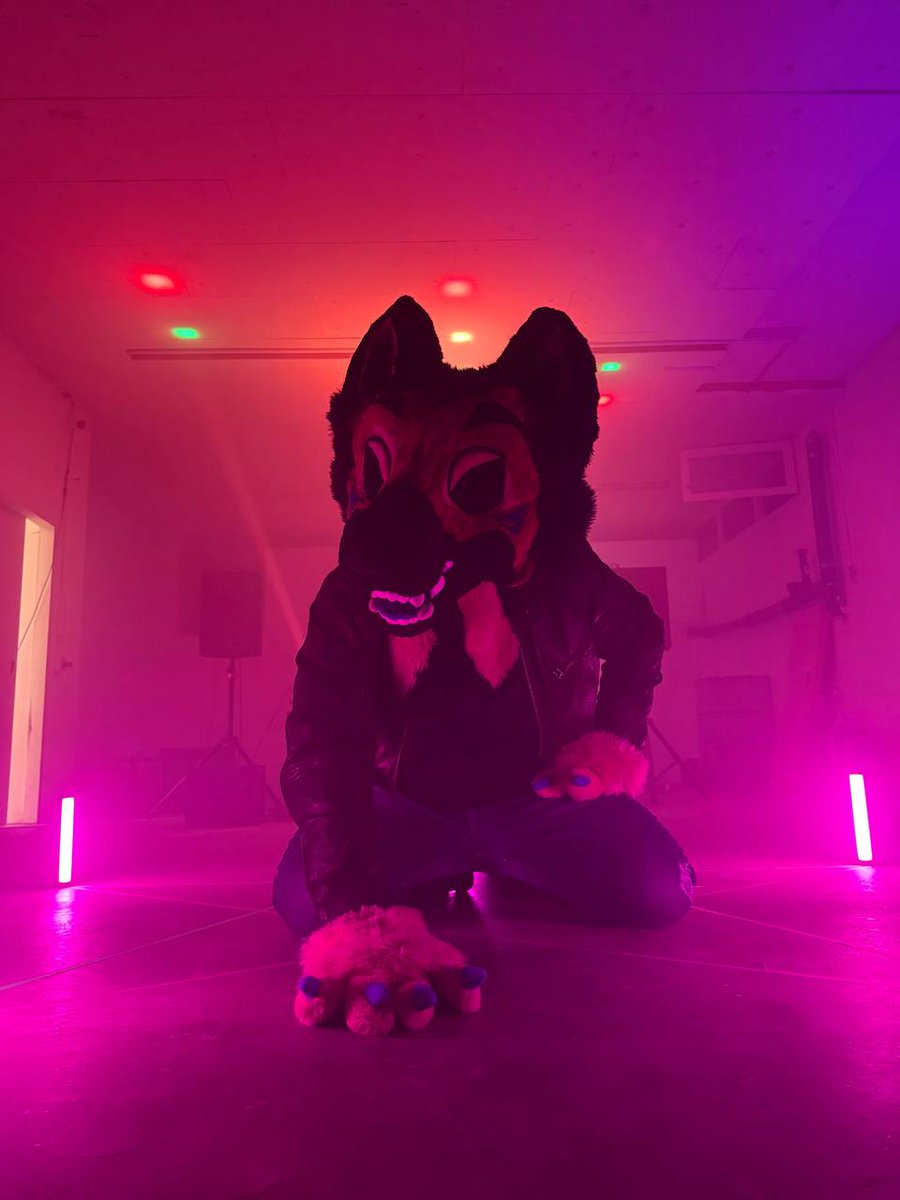 Happy #FursuitFriday 

📸: <a href="/pup_mon/">🌙【 ame 】🌙</a>
