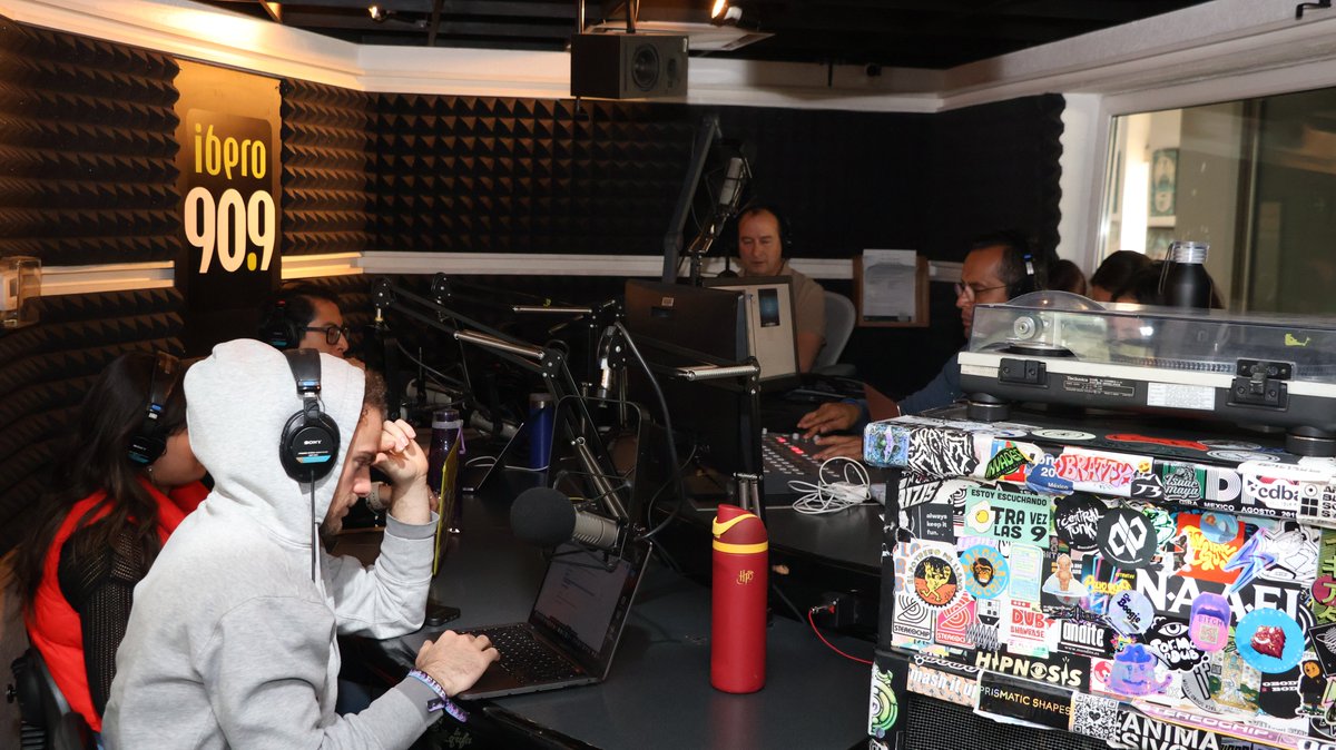 Ibero909FM's tweet photo. Muchas felicidades a @mariocampos y a todo el equipo de #Radar909 por sus seis años al aire por nuestra FM. #ElMilagro909 https://t.co/DOt0EqZiFW
