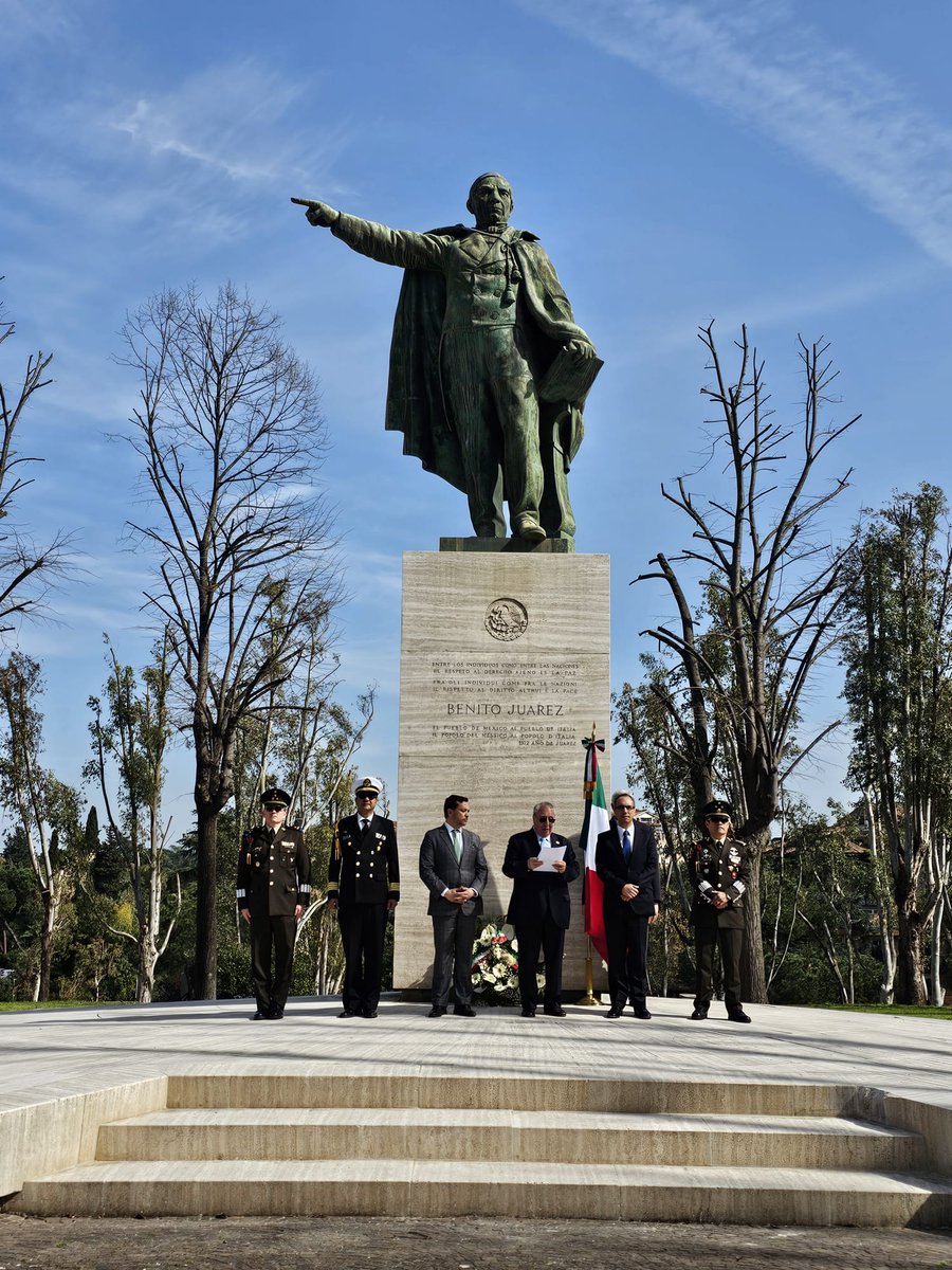Alberto19279815's tweet photo. Guardia de honor en conmemoración del aniversario 219 del natalicio del presidente Benito Juárez en el monumento y plaza erigidos en la Zona EUR de Roma por las representaciones de México ante Italia, FAO y Santa Sede. Las pabras soberanía y dignidad en el discurso. https://t.co/xCWk2FUbcl