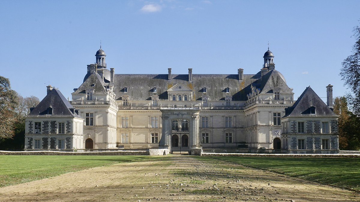 CLL49's tweet photo. Sélection de #Châteaux de Maine-et-Loire en #France 🇫🇷 Le 🏰 de #Serrant est le dernier des #châteaux de la #Loire si l'on va vers l'Ouest. Son #Architecture est un mélange de styles #Renaissance et #Classique #Photography 📸 #Castles 🏰 #Travel 🛩️ 🚗🚉 #Photos 📸 via Wikipédia https://t.co/8fmLJmXIcL