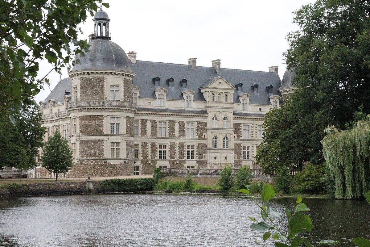 CLL49's tweet photo. Sélection de #Châteaux de Maine-et-Loire en #France 🇫🇷 Le 🏰 de #Serrant est le dernier des #châteaux de la #Loire si l'on va vers l'Ouest. Son #Architecture est un mélange de styles #Renaissance et #Classique #Photography 📸 #Castles 🏰 #Travel 🛩️ 🚗🚉 #Photos 📸 via Wikipédia https://t.co/8fmLJmXIcL